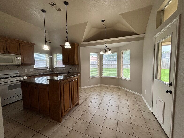 Building Photo - 1806 Sand Stone