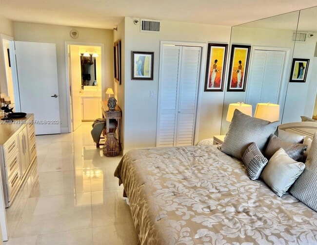 Building Photo - 2555 Collins Ave