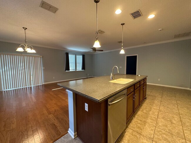 Building Photo - Adorable Home in Prime Location!