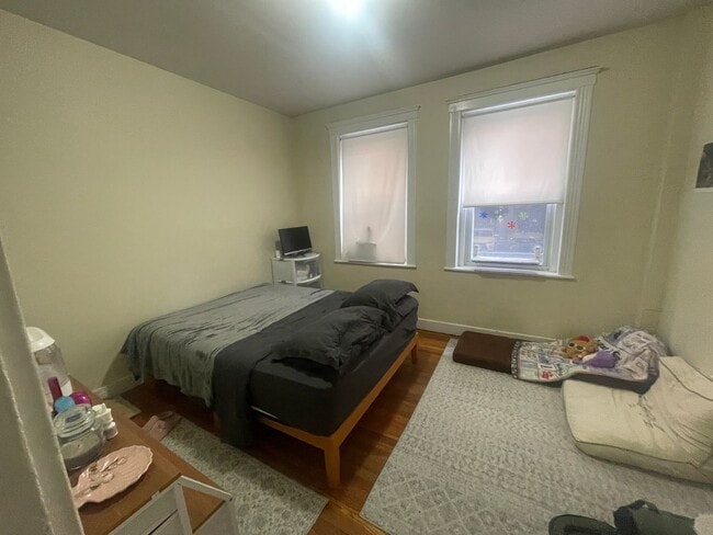 Building Photo - July 1 Studio No Fee Students Ok  Heat HW Inc No FEE Laundry Close to BU and Green lins