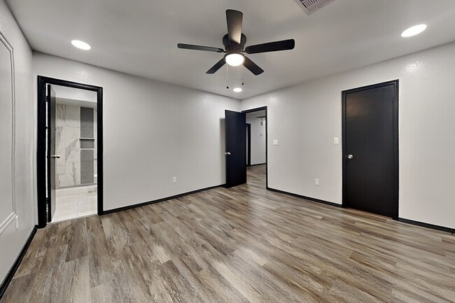 Building Photo - 640 N Markwell Ave
