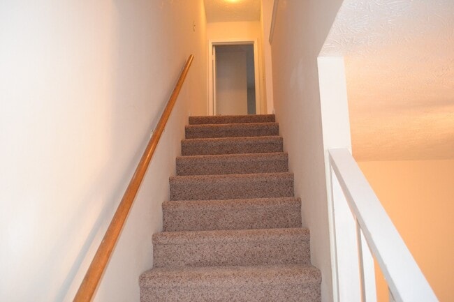 Building Photo - 2 Bedroom Townhome available 5/15/2025 - n...