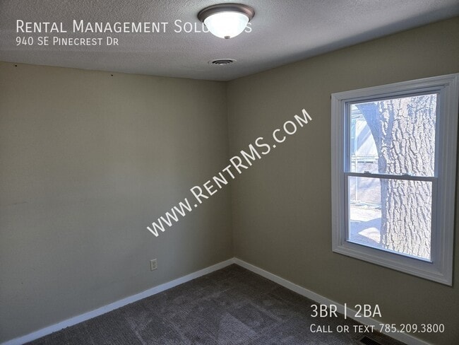 Building Photo - 940 SE Pinecrest Dr