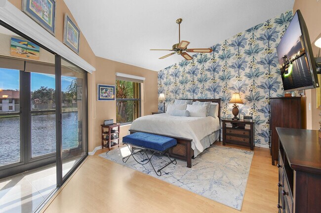 Building Photo - 6040 SE Martinique Dr