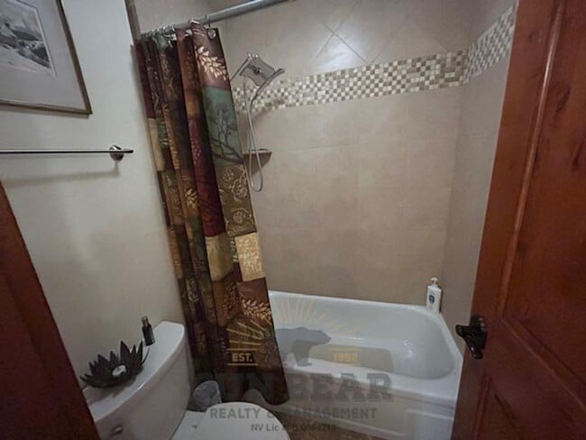 Building Photo - Adorable 2 Bedroom - Central Incline! 1 Do...