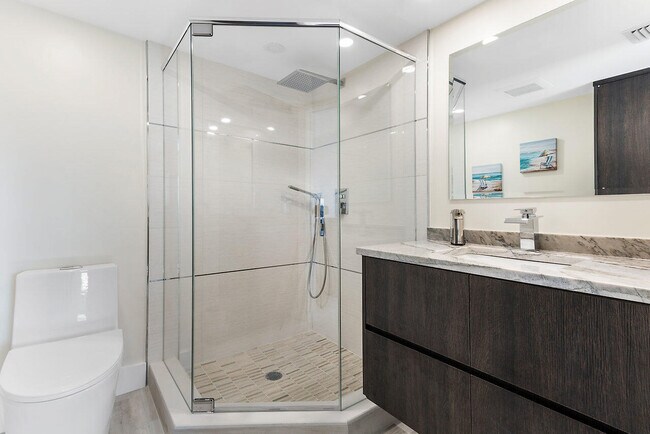 Building Photo - 1160 Hillsboro Mile