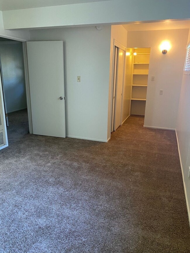 Building Photo - 3 Bedroom 2 Bath Home Close to Downtown and Shopping