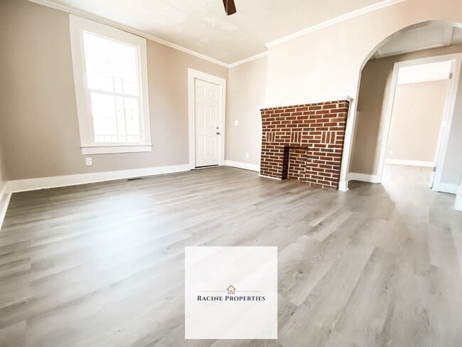 Building Photo - Charming Cottage Living in the Heart of Clinton