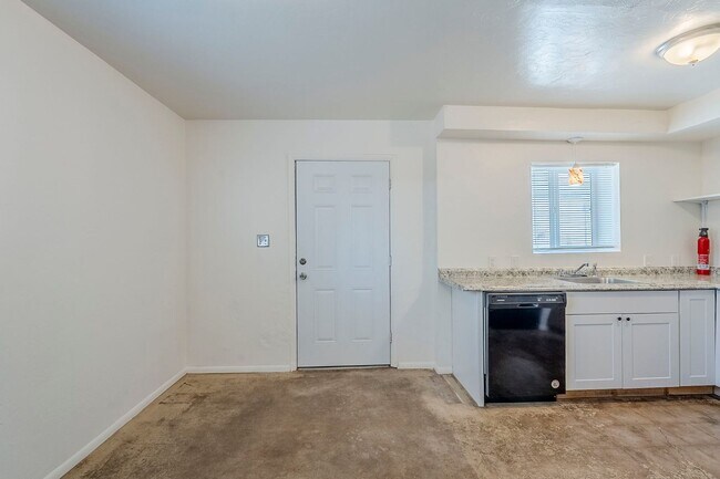 Building Photo - 434 N Norris Ave