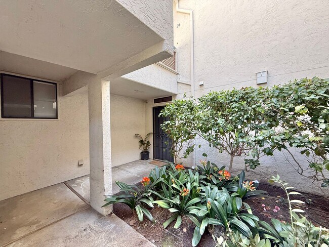 Building Photo - Great One Bedroom in the heart of Mission Valley! Parking and Laundry!