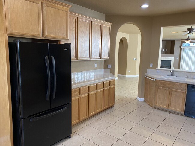 Building Photo - Newer 3 Bed, 2 Bath with HUGE Kitchen and ...