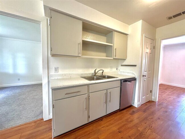Building Photo - 1501 Greenfield Dr