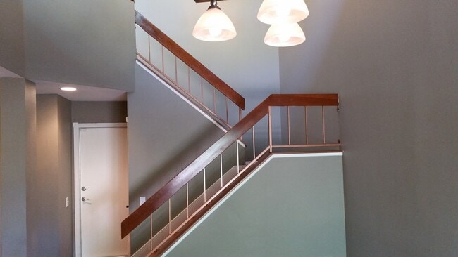 Building Photo - 2BED/2.5BATH