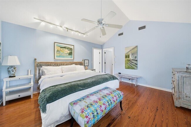 Building Photo - 700 Lands End Dr