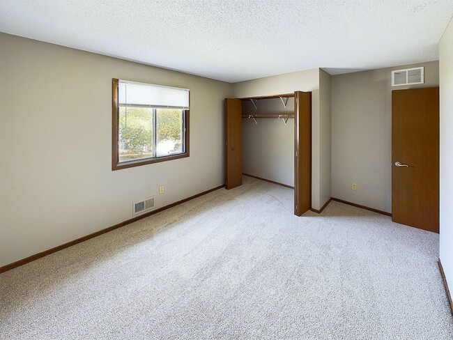 Building Photo - Maple Grove 3BR Townhome, Fully Remodeled