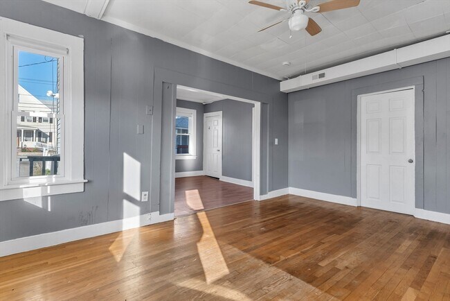 Building Photo - 13 Plain St