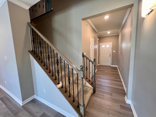 Building Photo - 2105 Canterbury Dr