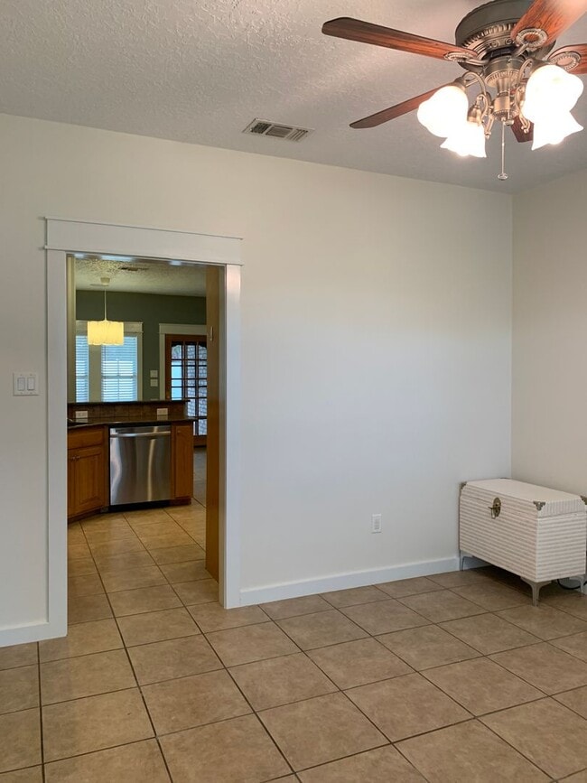 Building Photo - 4 bedroom 21/2 bath home