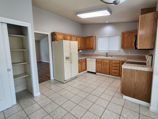 Building Photo - Home For Rent in Carson City