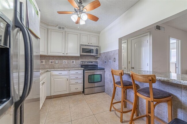 Building Photo - 701 Lori Dr