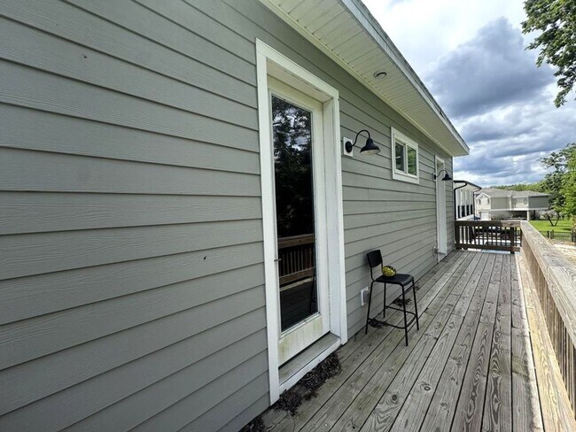 Building Photo - 4 Bedroom in Tomoka View