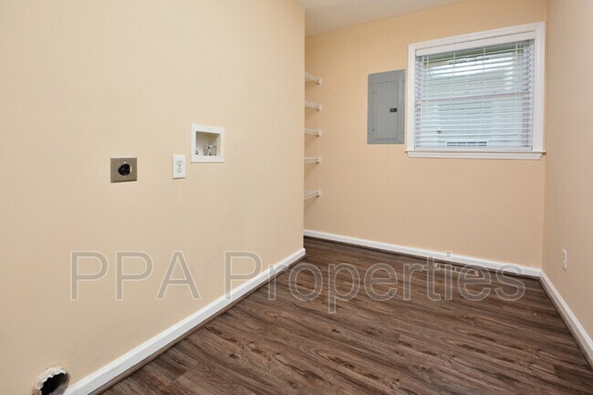 Building Photo - 2408 Francis St