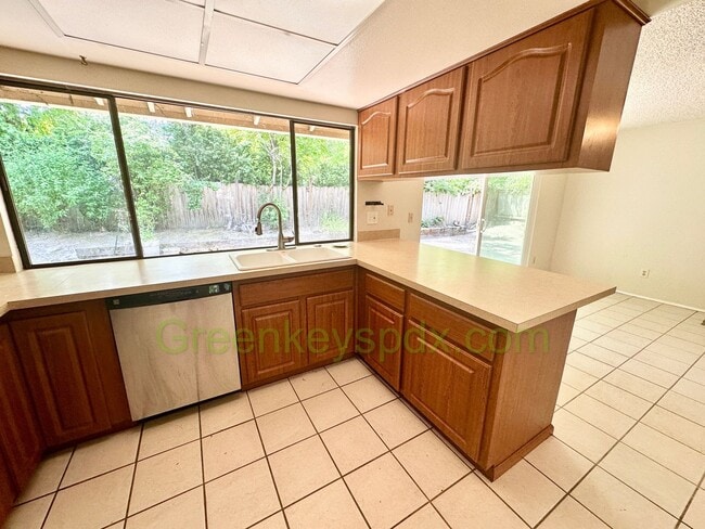 Building Photo - Gorgeous 4 Bedroom 2 Bath with Fully Fence...