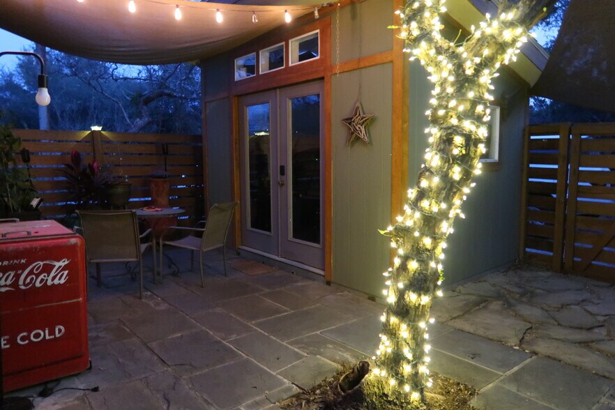 Building Photo - 11002 Lakeside Dr