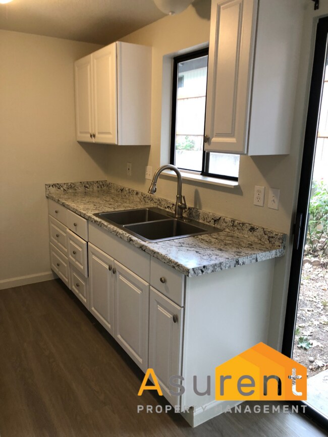 Building Photo - $500 off first months rent. Fully Remodele...