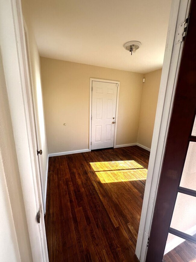 Building Photo - Charming 2/1 with bonus room on HWY 32