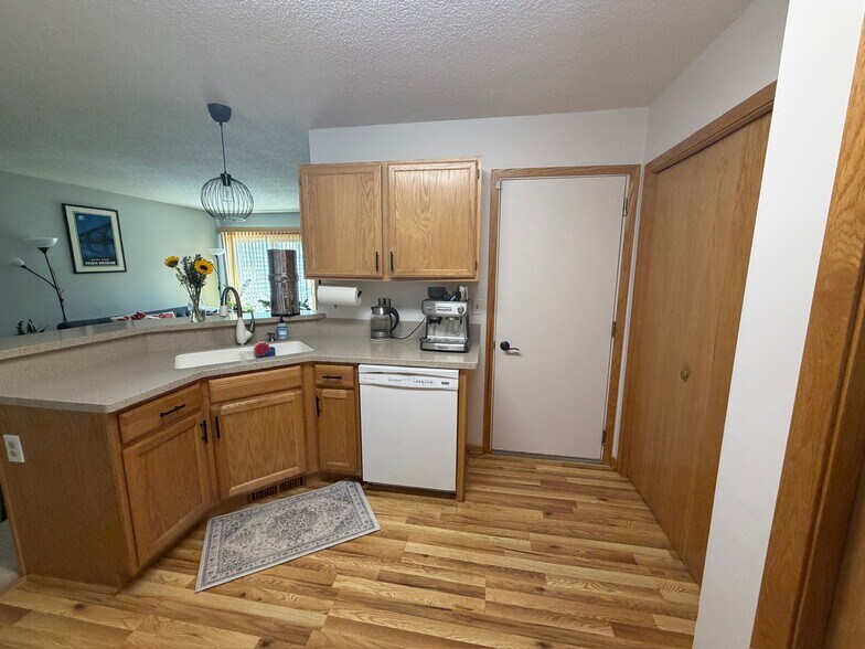 Building Photo - 3702 Little Linden Curv