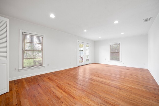 Building Photo - 934 E 52nd St