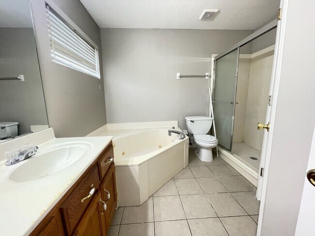 Building Photo - Plum Point Village home!