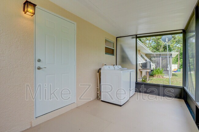 Building Photo - 3069 Woodside Ave