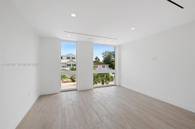 Building Photo - 1615 NE 3rd Ct