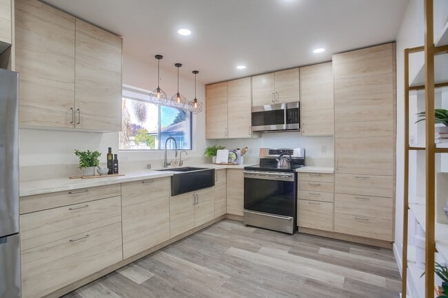Building Photo - Newly Renovated 3BR/2BA Condo in