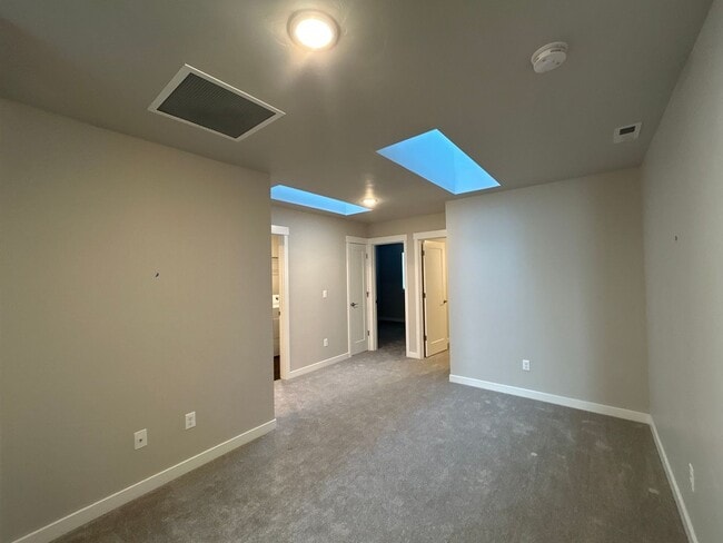 Building Photo - Spacious 3BR/2.5BA Townhome w/ Community Park & Trails – Bend, OR - PENDING APPLICATION