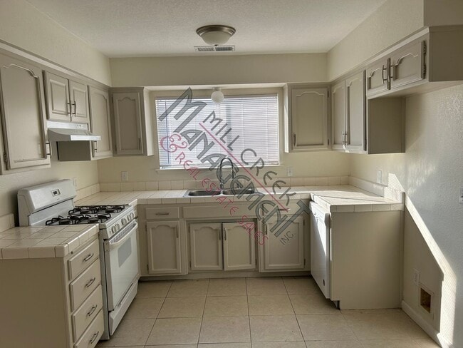 Building Photo - Home in Tulare