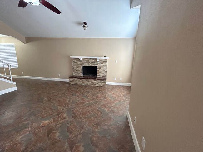 Building Photo - 4 Bedroom 2 Bath Greenfield Park Home
