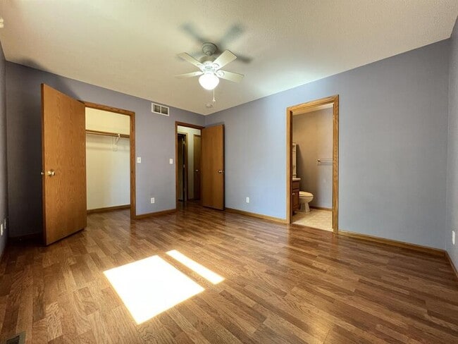 Building Photo - 2305 Eastlawn Dr