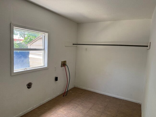 Building Photo - 1406 E Gustavus St