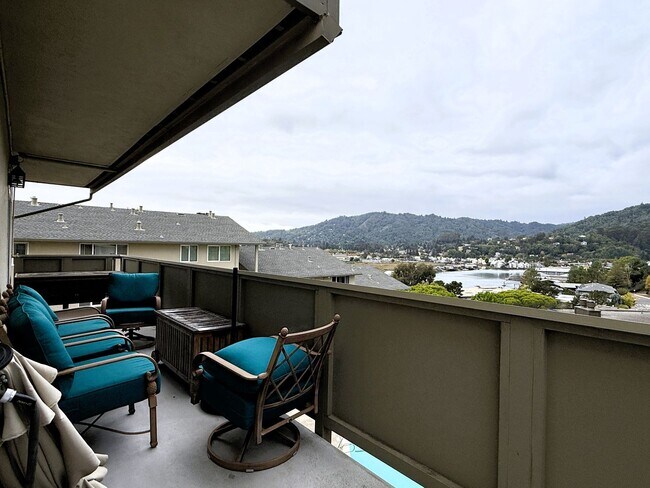 Building Photo - 4 bed, 2.5 bath top floor corner unit cond...