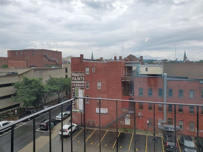 Building Photo - 819 Elm St