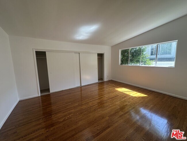 Building Photo - 1555 San Ysidro Dr