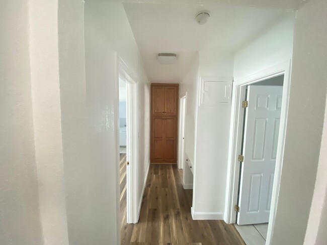 Building Photo - Spacious & Bright 3 bedroom/ 2 bathrooms f...