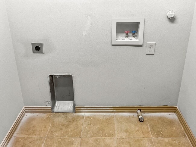 Building Photo - Move-In Ready Townhome Near I-30 & Arlington Entertainment!