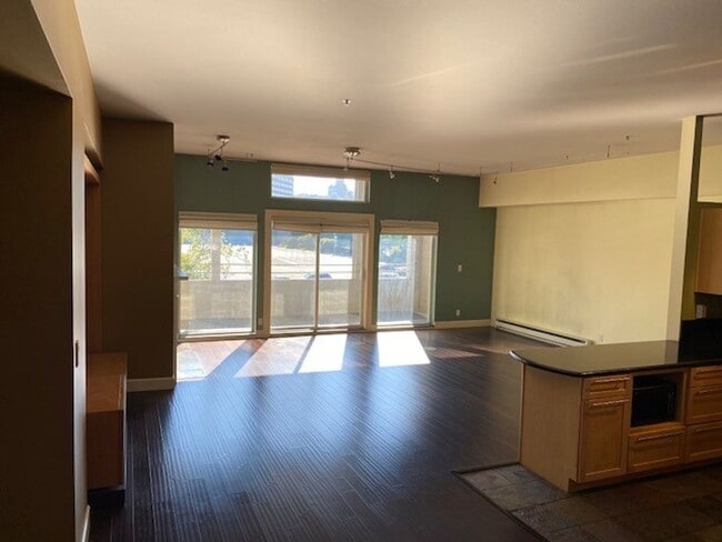 Building Photo - Beautiful and Historic condo just steps fr...
