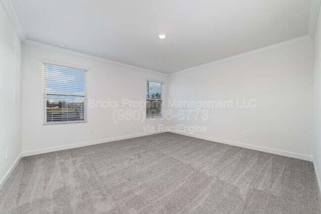 Building Photo - 4039 Smt Wds Dr