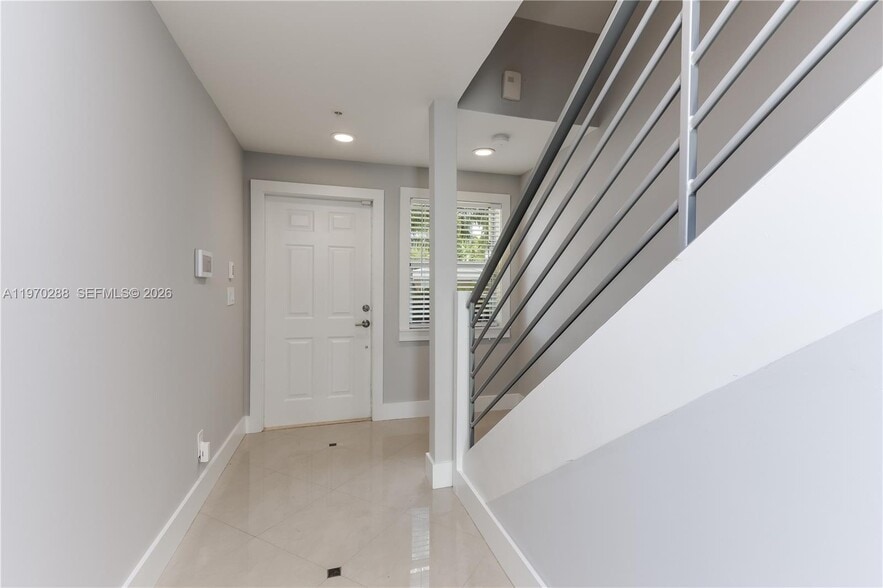 Building Photo - 623 NE 8th Ave