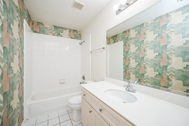 Building Photo - 18018 Somerset Knolls Ct
